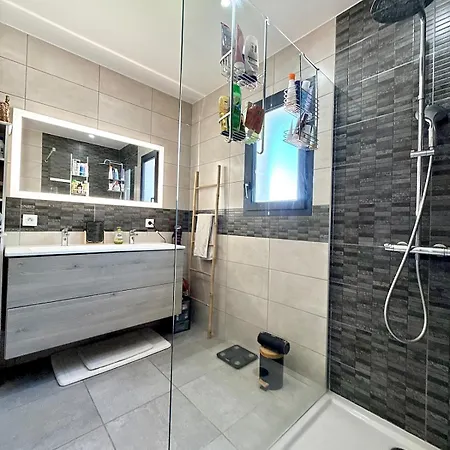 Beautiful With Private Pool For 6 Guests