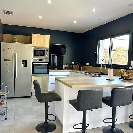 Beautiful With Private Pool For 6 Guests *