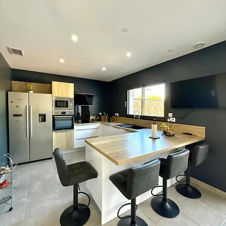 Βίλα Beautiful With Private Pool For 6 Guests