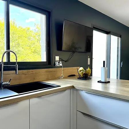 Beautiful With Private Pool For 6 Guests Βίλα
