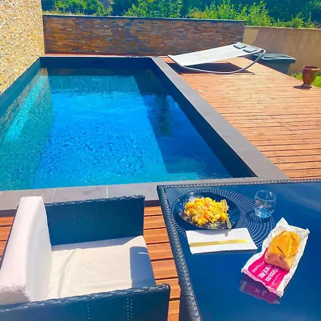 Beautiful With Private Pool For 6 Guests Willa