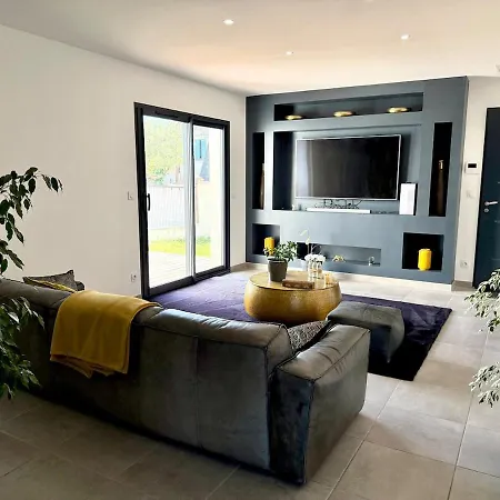 Beautiful With Private Pool For 6 Guests Βίλα *