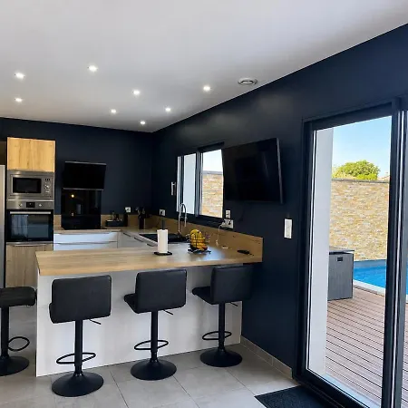Beautiful With Private Pool For 6 Guests Βίλα *